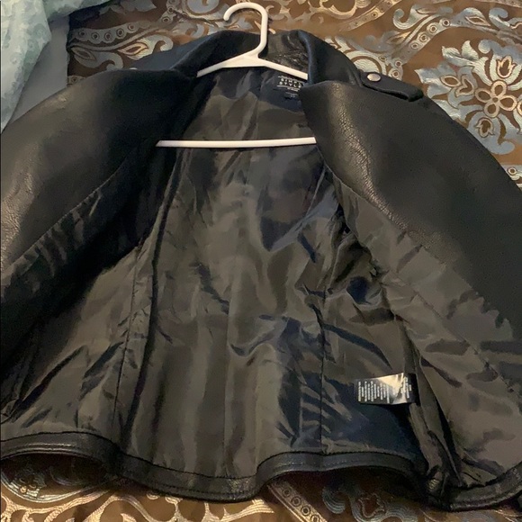 Simply styled leather jacket - Picture 5 of 5